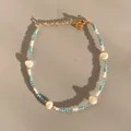 Dettaglio di bracciale con perline colorate, catena dorata, perle bianche e tocchi menta - Stile Multicolor Verde Menta Blu Acqua (25SL1-17) / 17+3cm