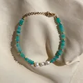 Dettaglio del braccialetto di perline con pietre naturali turchesi e tre perle - Stile Perla Perline Piatte Blu Ciano (25SL1-18) / 17+3cm