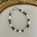 Détail du bracelet en perles baroques et pierres vertes avec décor de cadre doré vintage - Style Perle d'Eau Douce Vert Foncé (P1)