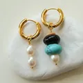 Orecchini asimmetrici in oro con perle d'acqua dolce e pietre naturali su ciottoli bianchi - Stile B con Perline in Pietra Naturale