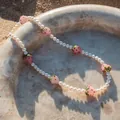 Détail des perles de verre fraise et perles d'eau douce sur un collier de plage - 38+5cm / Collier ras du cou en perles de fraise en verre de lampe rose
