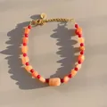 Dettaglio del bracciale di perline con pietre arancioni grezze e chiusura dorata - Stile Pietra Grezza Arancione Perline Rosso Brillante (25SL1-20) / 17+3cm