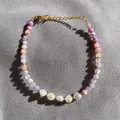 Dettaglio di perle di agata naturale e perle barocche su un bracciale dorato - Stile Perla Agata Sfumata Viola Rosa (25SL1-21) / 17+3cm