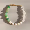 Dettaglio del bracciale con pietre naturali verdi, bianche e perle d'acqua dolce - Stile Perla Cristallo Bianco Trasparente Verde (25SL1-22) / 17+3cm