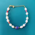 Dettaglio di bracciale con perle barocche, perline colorate e chiusura a moschettone oro - Stile Perla Perline di Vetro a Onde Blu Profondo (25SL1-23) / 17+3cm