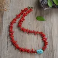 Collana stile etnico con perle rosse e pietra turchese su sfondo di legno chiaro - Collana (38cm+5cm) / Stile Pendente Turchese Blu Pietra Triturata Rossa (25D10-11)