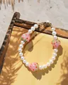 Détail de perles de fraise en verre et bracelet en perles d'eau douce sur une chaise - 17+3cm / Bracelet en perles de fraise en verre de lampe rose