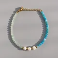 Dettaglio del bracciale con pietre naturali verdi e blu e perle bianche su catena dorata - Stile Perla Perline Sfaccettate Verde Chiaro Blu Scuro (25SL1-24) / 17+3cm