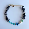 Dettaglio di perline colorate con ciondolo occhio del male e perla d'acqua dolce su bracciale - Stile Malocchio Minerale Nero Perline Blu Cielo (25SL1-26) / 17+3cm