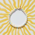 Détail du bracelet en perles d'eau douce avec fleurs œil bleu et fermoir doré - 17+3cm / Bracelet en perles de fleurs à pétales blancs et centre bleu