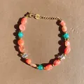 Dettaglio di braccialetto con perline colorate, pietre naturali e chiusura a moschettone - Stile Pietra Traslucida Rosso Arancio Perline Verdi (25SL1-27) / 17+3cm
