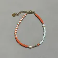 Macro-opname van kleurrijke glaskralen met zoetwaterparels en gouden hartje op armband - Oranje Wit Blauw Kralen Hart Charm Stijl (2) / 17+3cm