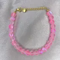 Dettaglio del bracciale con perline opache iridescenti e chiusura dorata su seta - Stile Perline Smerigliate Iridescenti Rosa (25SL1-29) / 17+3cm