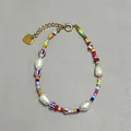 Detail van een kralenarmband met kleurrijke glaskralen en natuurlijke zoetwaterparels - Kleurrijke Kralen Blauw Wit Gestreepte Hart Hanger Stijl (4) / 17+3cm