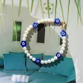 Détail d'un bracelet de perles d'eau douce avec des fleurs en verre bleu mauvais œil - 17+3cm / Bracelet en perles fleur mauvais œil bleu