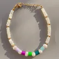 Dettaglio di bracciale con perline colorate in pietra naturale e catena di estensione dorata - Stile Conchiglia Bianca Cilindro Multicolore (25SL1-32) / 17+3cm