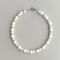 Dettaglio della collana con perle in pietre naturali bianche, beige e blu con chiusura - Collana / 43cm / Bianco latte di cocco