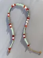 Detailopname van de handgemaakte ketting met rode hartkralen en natuursteen - Rood Groen Color Block Hart Stijl (1) / 38+5cm