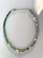 Detail van kralenketting met groene natuursteen, zoetwaterparels en gouden sluiting - Natuurlijke Groene Steen Kralen Stijl (2) / 38+5cm