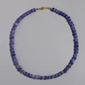 Détails de perles de verre chevron bleues et fermoir mousqueton doré sur le collier - Fleur à Texture Bleue / 43cm