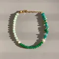 Dettaglio di perline in pietra naturale e perle su bracciale regolabile in oro - Stile Frammenti di Turchese Perline Verde Chiaro (25SL1-35) / 17+3cm