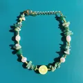 Dettaglio del bracciale con pietre colorate, ciondolo a limone e perla su pelle blu - Stile Perla Fetta di Limone Frammenti di Pietra Verde (25SL1-37) / 17+3cm