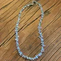 Collier de perles colorées à la main avec pierres de cristal et perles bleues sur bois - 38+5cm / Bleu Translucide avec Perles de Riz