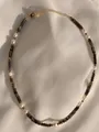 Makro-Detail der handgefertigten 18k vergoldeten Kette mit grauen Steinen und Perlen - Grau Rohrstein Gemischt Perlen (4 Halskette)