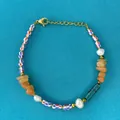 Dettaglio di perline in pietra naturale e perle d'acqua dolce su un bracciale boho - Stile Ceramica Rossa Frammenti Arancio Giallo (25SL1-42) / 17+3cm
