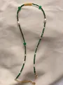 Detailansicht der handgefertigten Perlenkette mit Steinen, Perlen und 18k Gold Verschluss - Grün Vintage Rechteckig Stein Perlen (7 Halskette)