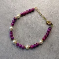 Dettaglio del bracciale con pietre di marmo viola, perle bianche e catena placcata in oro - Stile Perlina Texture Marmo Viola (25SL1-44) / 17+3cm