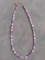 Detail einer Perlenkette mit lila Steinzylindern, Perlen und goldenem Karabinerverschluss - Lila Rohr Mode Perlen (9 Halskette)