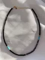 Detailansicht der handgefertigten Perlenkette mit Natursteinen und 18k Gold-Karabinerverschluss - Schwarz Türkis Marmor Gemischt Perlen (13 Halskette)