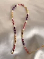 Detailansicht der 18k vergoldeten Kette mit bunten Natursteinen und Süßwasserperlen - Lila Rosa Gelb Gepunktet Elegant Perlen (15 Halskette)