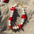 Bracciale fatto a mano con perle barocche e corallo rosso su sfondo di spiaggia - Braccialetto (17cm+3cm) / Stile Corallo Perla Rosso Bianco (25D10-1)