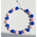 Collana di perline blu e rosa con chiusura a moschettone in argento su sfondo bianco - Collana / 38+5cm / Mix Rosa e Blu