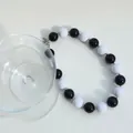 Collana di perle bianche e nere moderna e minimalista con finitura lucida e catena argento - Collana / 38+5cm / Misto Bianco e Nero