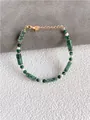 Detalle de piedras naturales verdes y perlas de agua dulce en pulsera hecha a mano - Pulsera de cuentas tubulares verde pavo real