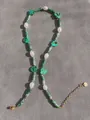 Detail von Süßwasserperlen und grünen Steinen mit 18k vergoldetem Karabinerverschluss - Grün Weiß Herz Vintage Bohemien (22 Halskette)