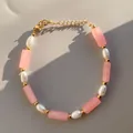 Detalle de pulsera de cristal rosa y perlas de agua dulce con cierre de langosta dorado - Pulsera de perlas artificiales rosa
