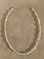 Detail der bunten Perlen und Süßwasserperlen auf einer 18k vergoldeten Titanhalskette - Mehrfarbig Halbdurchsichtig Frisch Urlaub Perlen (23 Halskette)