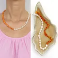 Collana artigianale con perle bianche e pietre arancioni indossata da una modella - Collana (38cm+5cm) / Stile Pendente Conchiglia Pietra Triturata Bianca (25D10-15)