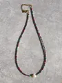 Makroansicht der 18k vergoldeten Halskette mit Rubinzoisit-Perlen und Barockperlen-Detail - Rubin-Zoisit Facettiert Barock Perle (31 Halskette)