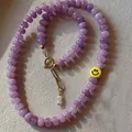 Collar de cuentas de calcedonia púrpura con colgante de cara sonriente y cierre dorado - Púrpura