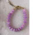 Pulsera de cuentas de calcedonia púrpura con elegante cierre dorado y detalles blancos - Degradado Púrpura