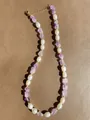 Detailansicht der 18k vergoldeten Halskette mit Süßwasserperlen und Amethyststeinen - Weiß Perle Lila Stein Natur Einfach (34 Halskette)