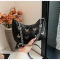 Bolso media luna negro con mariposas plateadas y correa de cadena para mujer - Talla única / Negro