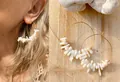 Orecchini a cerchio dorati con perline di conchiglia bianche naturali in stile boho - Orecchini (Paio) / Stile Decorazione Pietra Triturata Bianca Cerchio Grande (25D10-9)