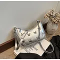 Bolso de hombro plateado metalizado plisado con mariposas 3D y cadena - Talla única / Plateado