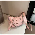 Bolso de hombro rosa de piel sintética con mariposas plateadas y cadena metálica - Talla única / Rosa